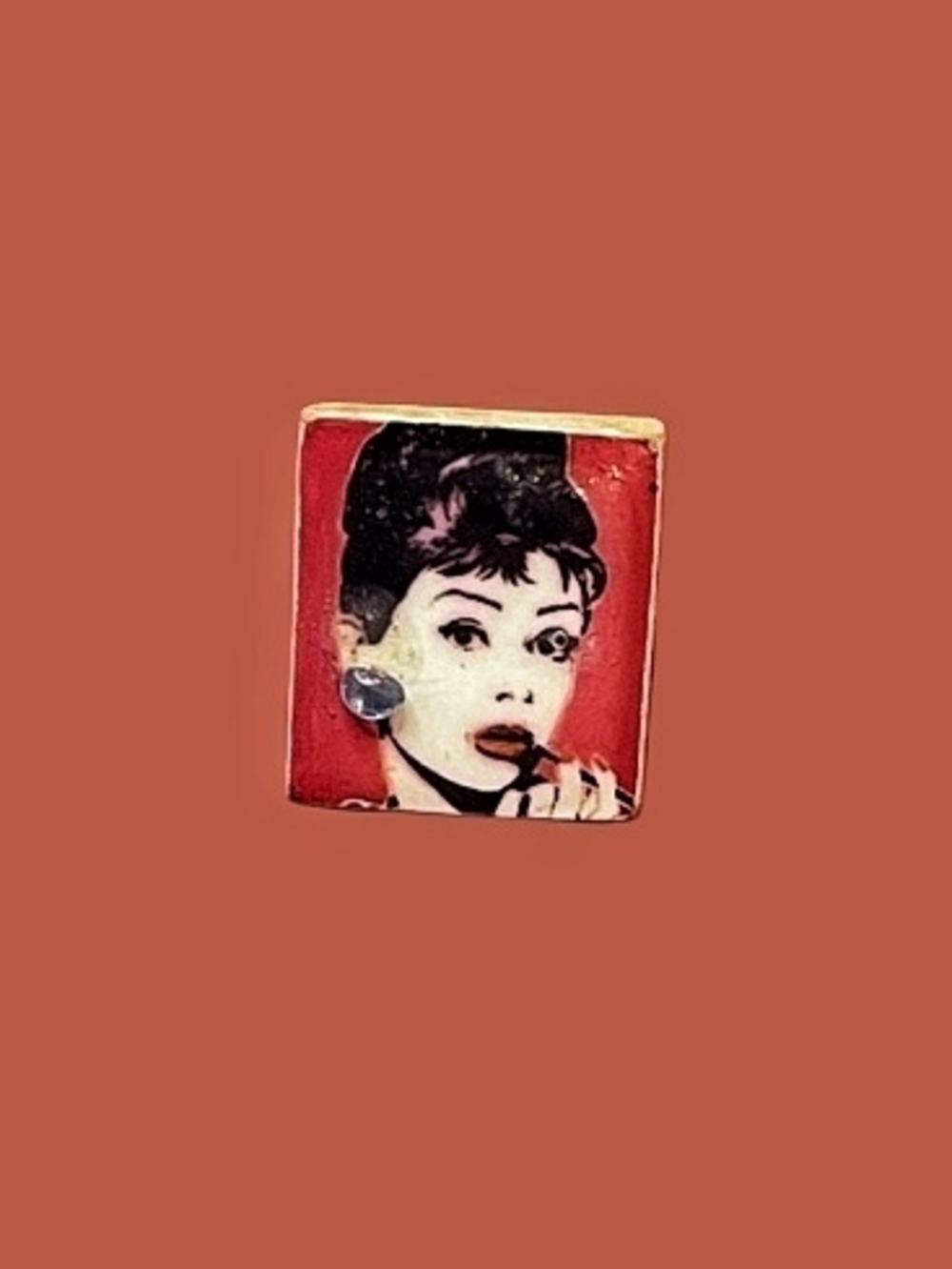 💄Vintage-Inspired Audrey Hepburn Wooden Adjustable Ring - Red Background